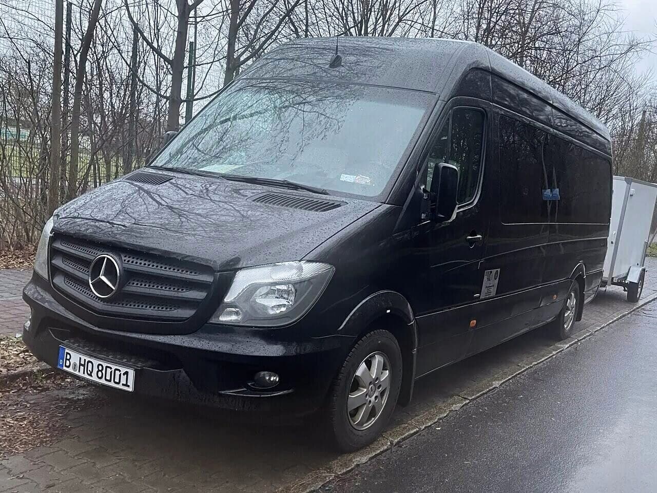 Mercedes Sprinter mit acht Leder-Einzelsitzen